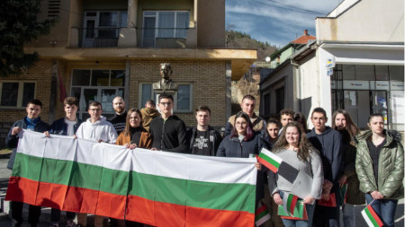 Учениците от Босилеград на отбелязването на годишнината от обесването на Апостола