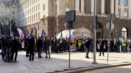 Протестът на огнеборци и спасители пред Министерския съвет