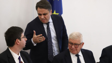 Асен Василев от ПП (в центъра) говори с Петър Чобанов от ДПС и Кирил Ананиев от ГЕРБ (вдясно) преди заседанието на Бюджетната комисия в НС -  3 ноември 2022 г.
