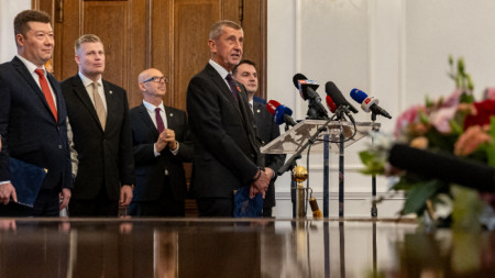 Председателят на движението ANO (ДА) Андрей Бабиш (вдясно на преден план) разговаря с медиите след подписването на коалиционното споразумение за управление с председателя на партията 