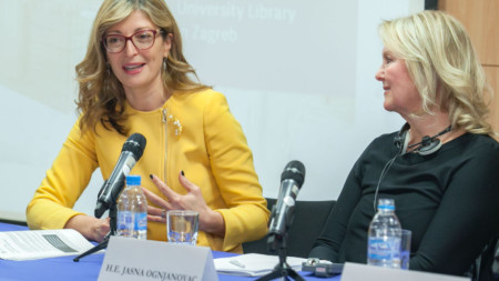 Екатерина Захариева и посланикът на Хърватия Ясна Огняновац на форума в София.