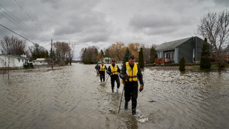 В провинциите Онтарио, Квебек и Ню Брансуик са изпратени близо 1000 военнослужащи да помагат при евакуациите и издигането на временни бентове.