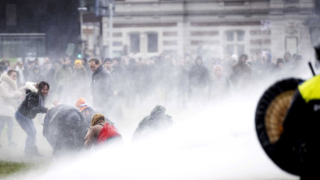 Холандската полиция използва водни оръдия за да разпръсне демонстрация на