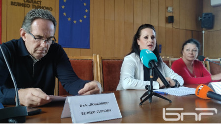  Управителят на ВиК Илиян Илиев, областният управител Юлия Мутафчиева и д-р Лора Бижева от РЗИ-В. Търново.
