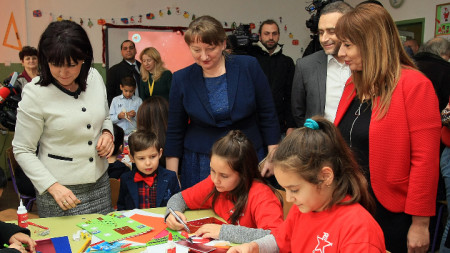 Караянчева и жени-посланици у над изработваха картички заедно с децата