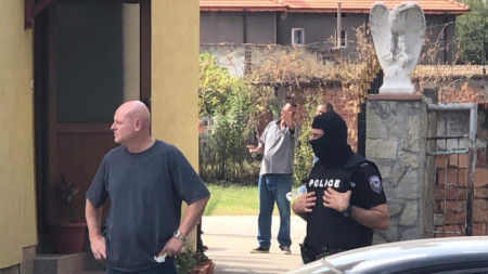 Очевидци разказват, че има струпване на полиция и жандармерия пред дома на Димитър Серафимов, считан за един от тарторите на групи за измами. 
