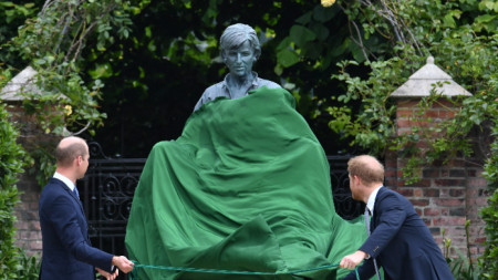 Принц Уилям и принц Хари откриха в четвъртък статуя на