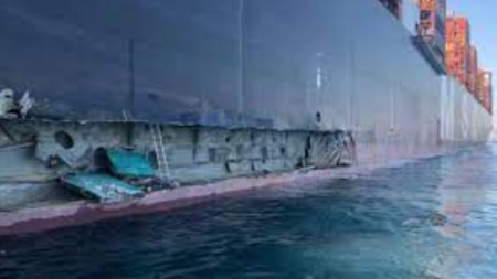 Контейнеровоз плаващ под либерийски флаг се блъсна в пристанище в