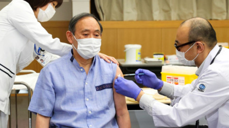 Във вторник японският премиер Йошихиде Суга получи първата доза от