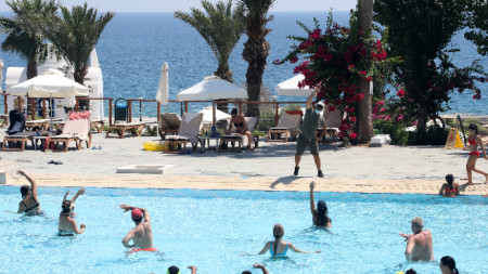 Туристи тренират в хотелски плувен басейн в югоизточния крайбрежен курорт Протарас, Кипър, архив, 2020 г.