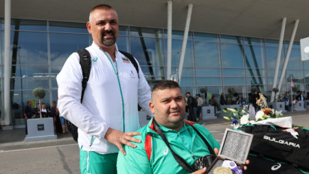Треньорът Радостин Тодоров и шампионът от първенството по лека атлетика за параолимпийци Ружди Ружди (вдясно) на летище 