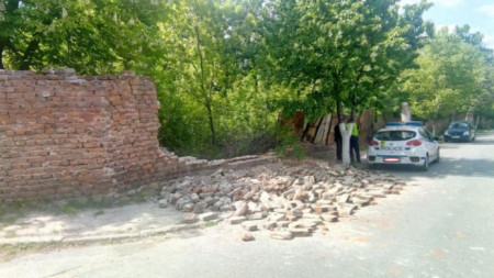 Срутилата се част от оградата на бившите казарми в Кюстендил.