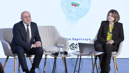 Томислав Дончев (л.) представя инвестиционната карта на България