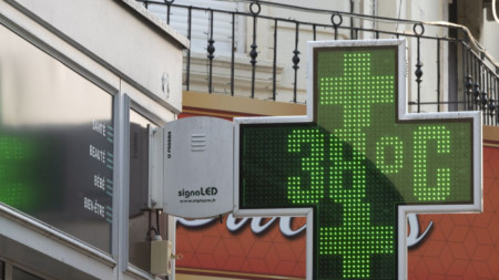 Светлинно табло над аптека в Аркашон, Югозападна Франция, показва температура от 38 градуса по Целзий, 18 юли 2022 г.