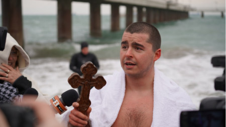 22-годишният Яким Георгиев спаси кръста в Бургас през 2020 година