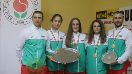 Отборът на България (от ляво-на дясно): Михаил Атанасов, Михаела Цонева, Денислава Глушкова, Дария Великова и Милен Илиев.