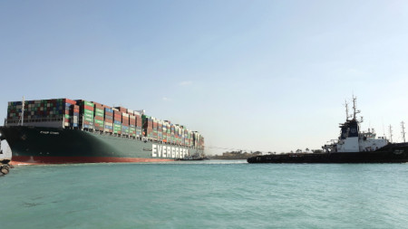 Контейнеровозът блокираше Суецкия канал близо седмица.