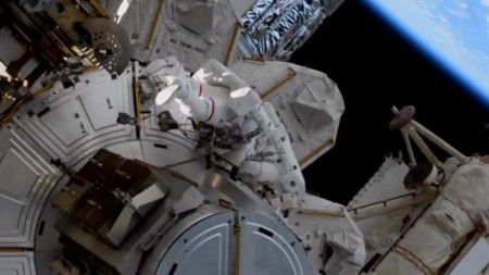 Астронавт на Международната космическа станция изпълнява задача в открития Космос, март 2021