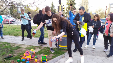 Протестна проява в подкрепа за Украйна се провежда пред посолството