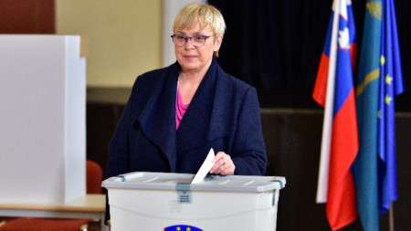 Независимият кандидат Наташа Пирц Мусар гласува по време на втория тур на президентските избори в Словения - в избирателна секция в Радомле, 13 ноември 2022 г.