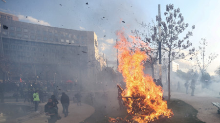 Протестиращите в сблъсък с френската полиция за борба с безредиците на митинг срещу правителствената реформа на пенсионната система, Париж, Франция, 6 април 2023 г. 