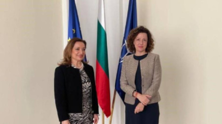 Ambasadorja e Italisë në Bullgari Giuseppina Zarra (majtas) dhe Zëvendësministrja bullgare e Punëve të Jashtme Irena Dimitrova
