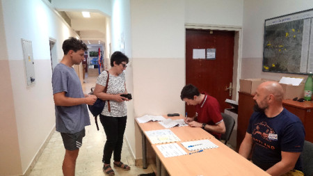 Избиратели в избирателна секция в Загреб - 9 юни 2024