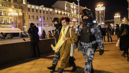 Руски полицаи задържат протестиращ по време на митинг срещу влизането на руски войски в Украйна, Москва, 25 февруари 2022 г.