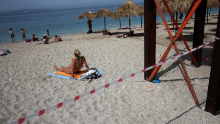 Морският сезон в Гърция започна а с него изплуваха и нерешените