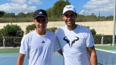 Иван Иванов (вляво) и Надал след тренировката.