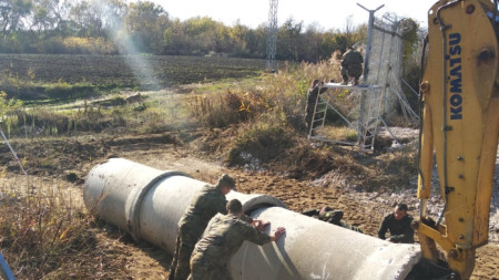 Започна ремонт на оградата на българо-турската граница. Инспекция направиха вътрешният министър Рашков и военният Панайотов.