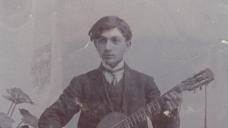 Портретна фотография на Райко Алексиев от 1908 година. 