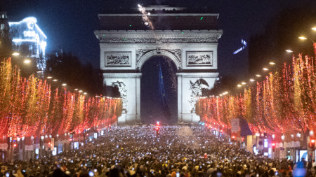 Френските власти свалиха европейското знаме от Триумфалната арка в Париж