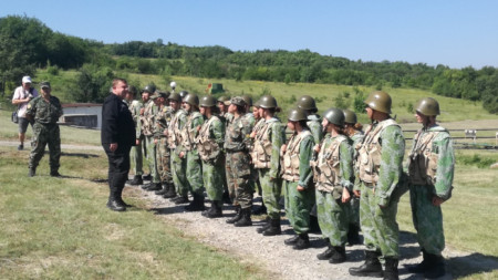 Учениците, завършили първия в страната курс по начална военна подготовка 