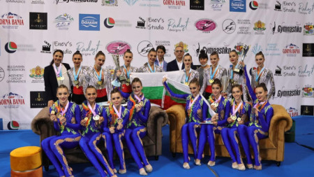 Треньорът Кристина Ташева (на горния ред в средата) изведе миналата година националните ни отбори по естетическа гимнастика до златото на световния шампионат