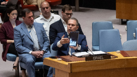 Израелският посланик в ООН показва сваляне на ирански дрон над джамията 