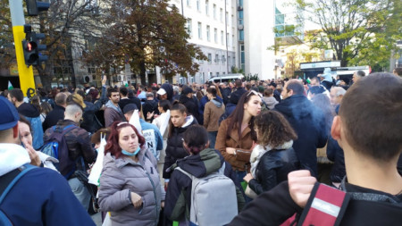 За втора поредна вечер в София се провежда протест срещу