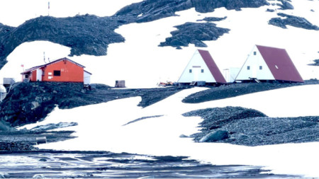 Българската антарктическа база на остров Ливингстън