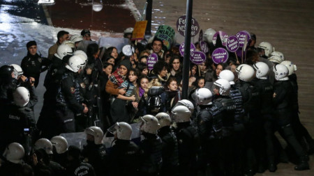 Турската полиция блокира и задържа жени, участващи в демонстрация в Истанбул, 25 ноември 2022 г.