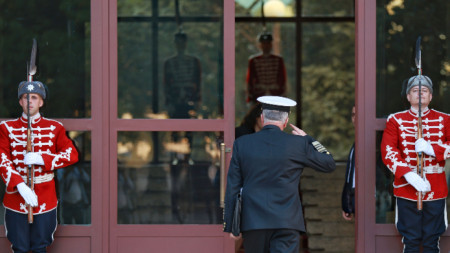 Началникът на отбраната адмирал Емил Ефтимов пристига в президентството на консултативна среща, свикана от държавния глава - 11 октомври 2023