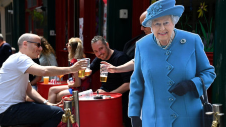 Хора в пъб в Лондон по време на честванията за платинения юбилей на кралица Елизабет Втора, 3 юни 2022 г.