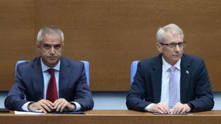 Министърът на енергетиката Румен Радев (вляво) и премиерът Николай Денков (вдясно) в НС - 4 октомври 2023 г.