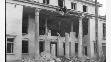 Разрушената фасада на сградата на читалище 