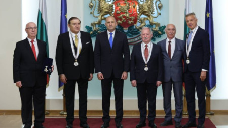 (De izquierda a derecha): prof. dr. Lalko Dulevski, prof. Nikolay Valkanov, el presidente Rumen Radev, prof. Tsolo Vutov, dr. ing. Nikola Dobrev, Krasimir Dachev