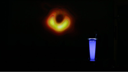 Астрономи успяха да направят за първи път снимка на черна дупка. 