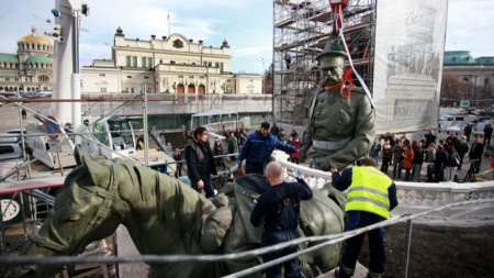 Поставянето на реставрираната статуя на Цар Освободител на площад „Народно събрание“  в края на ноември 2012 г.