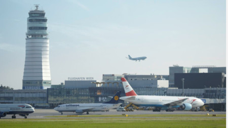 Активисти блокираха пътя към терминала за частни самолети на Виенското