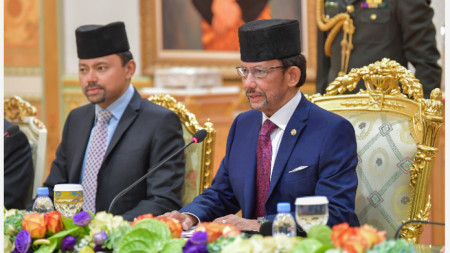 Очаква се султан Хасанал Болкиах (вдясно) да обяви новия наказателен закон на 3 април 