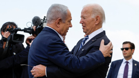 Израелският премиер Бенямин Нетаняху посреща на летището президента на САЩ Джо Байдън, 18 октомври 2023 г.
