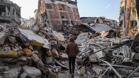 Мъж ходи сред срутени от земетресението сгради в Хатай, Турция, 11 февруари 2023 г.
